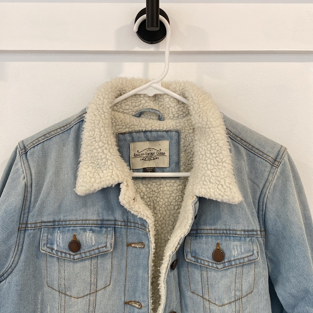 ASHLEY VINTAGE CHARM cropped denim jacket - Picture 2 of 9